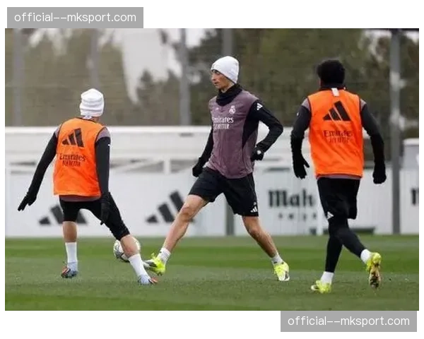 安切洛蒂赛前训练重点演练防守，被拍到与米利唐、吕迪格进行长时间单独交流。