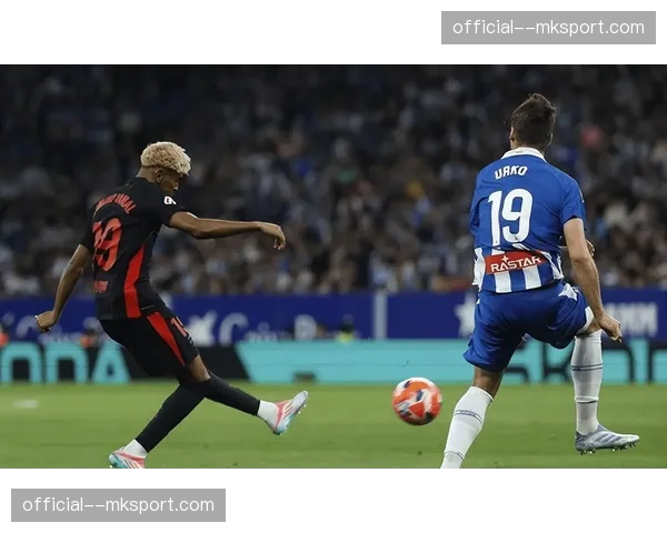 镜头捕捉:进球被VAR吹掉后,巴萨小将亚马尔掩面叹息