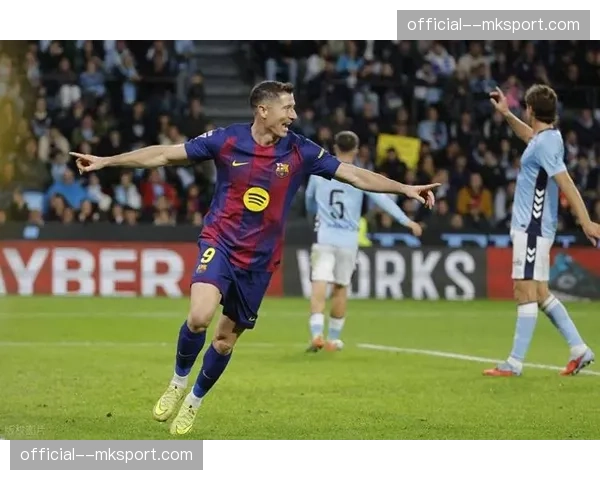 莱万多夫斯基经纪人确认，球员下赛季将留队履行与巴萨的合同