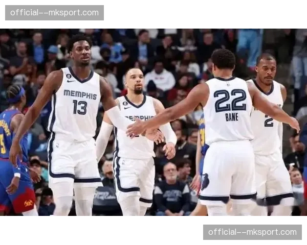 雷霆64胜17负全联盟第一，马刺62胜19负西部第二活塞60胜东部第一